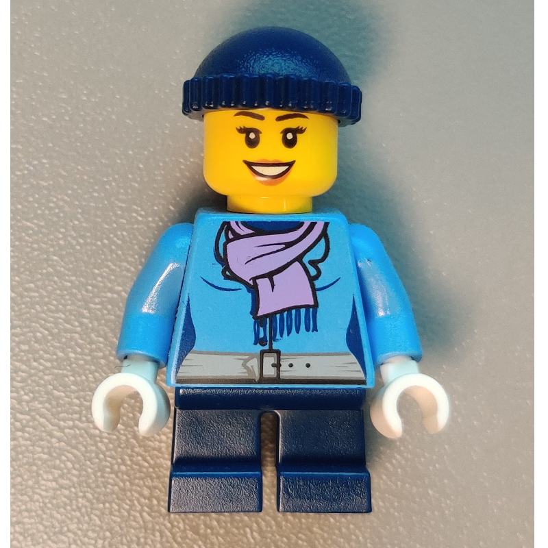 Fille, veste bleu moyen avec écharpe lavande moyen, courtes jambes bleu foncé, chapeau bleu foncé (Girl, Medium Blue Jacket with Medium Lavender Scarf, Short Dark Blue Legs, Dark Blue Hat)