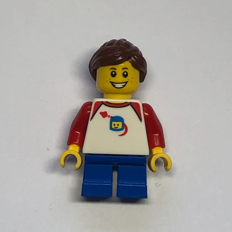Fille, homme de l'espace classique sur la chemise, courtes jambes bleues, queue de cheval brun rougeâtre (Girl, Classic Spaceman on Shirt, Short Blue Legs, Reddish Brown Ponytail)