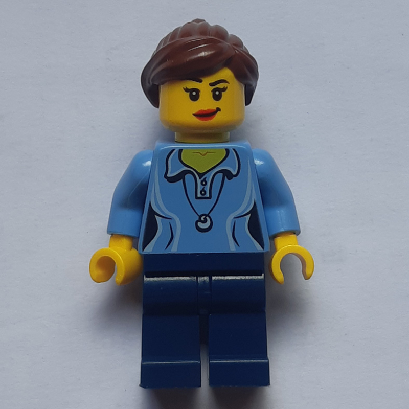 Femme, polo bleu moyen avec collier, jambes bleu foncé, queue de cheval brun rougeâtre (Woman, Medium Blue Polo Shirt with Necklace, Dark Blue Legs, Reddish Brown Ponytail)