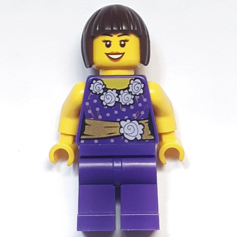 Femme, tenue pourpre foncé avec chemisier, fleurs et ceinture d'or, cheveux brun foncé (Woman, Dark Purple Outfit with Blouse, Flowers and Gold Sash, Dark Brown Hair)