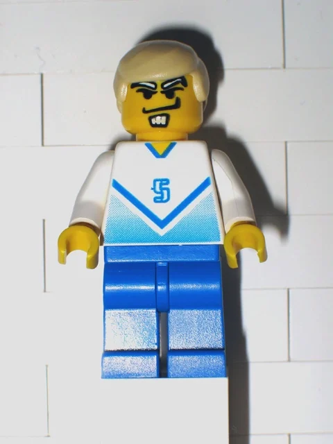 Torse blanc, jambes bleues, #5 (Soccer Player White Torso, Blue Legs, #5)