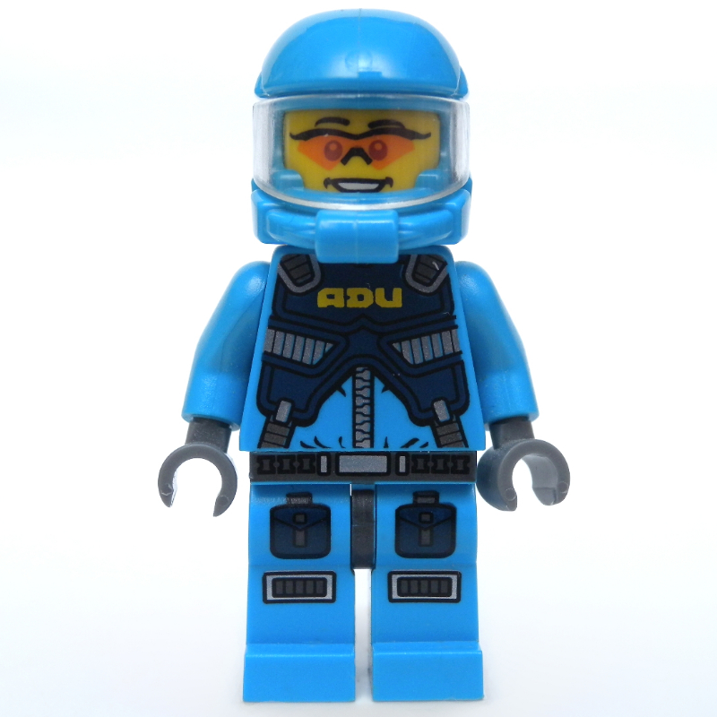 Adu soldat, lunettes de soleil orange, hanches azur (ADU Soldier, Orange Sunglasses, Azure Hips)