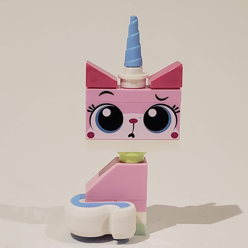 Unikitty, assis, confus (Unikitty, Sitting, Confused)