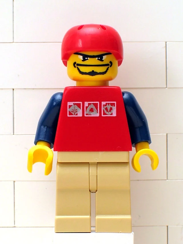 Homme - torse rouge, jambes beige, casque rouge (Man - Red Torso, Tan Legs, Red Helmet)