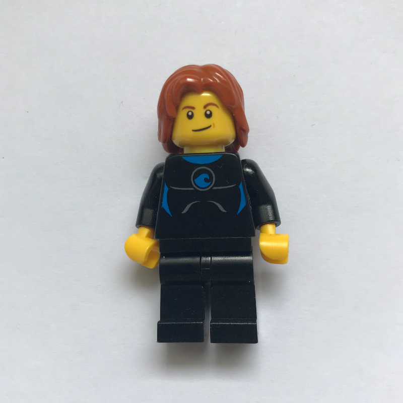 Homme, combinaison de plongée noire, mi-longueur cheveux orange foncé (Man, Black Wetsuit, Mid-Length Dark Orange Hair)
