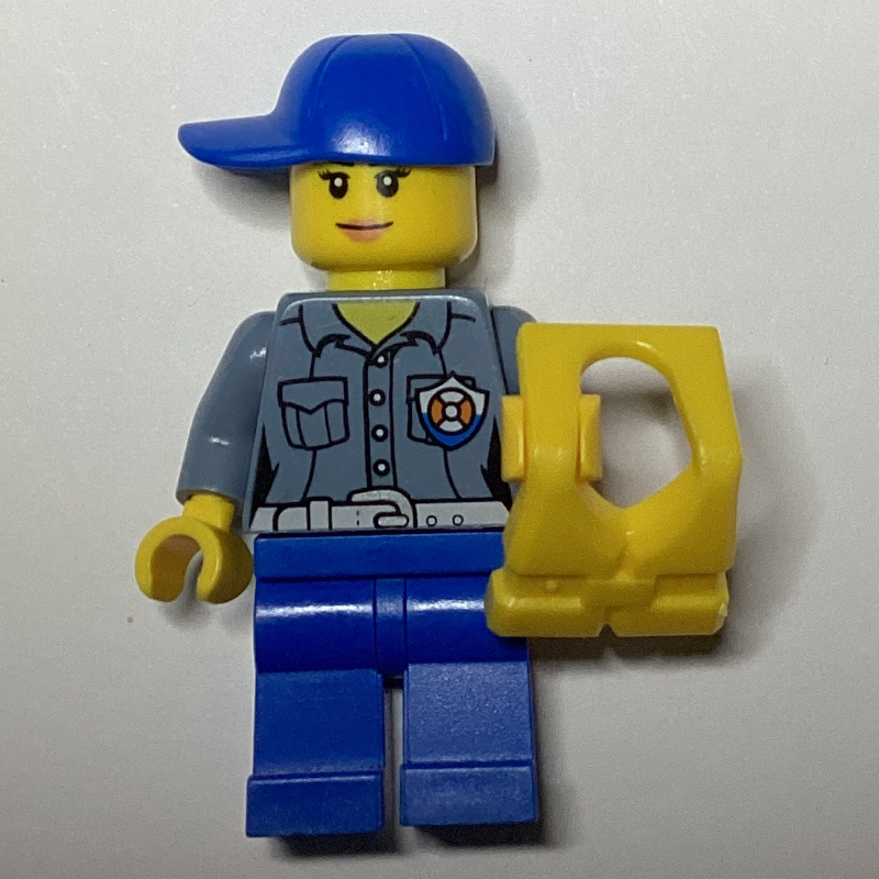 Garde-côte, femme, chemise bleu sable avec badge, casquette bleue, gilet de sauvetage jaune (Coast Guard, Woman, Sand Blue Shirt with Badge, Blue Cap, Yellow Life Vest)