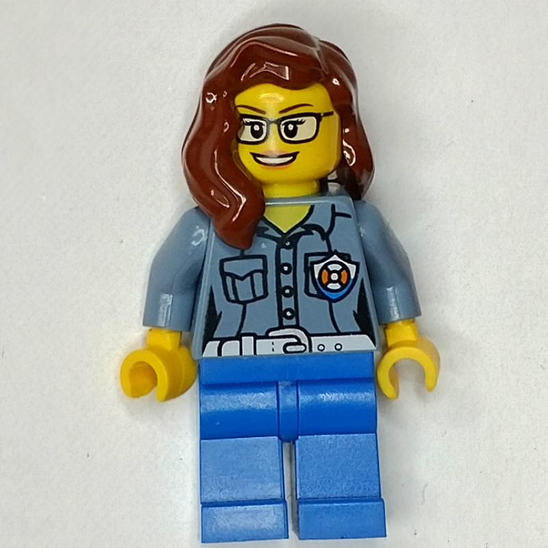Garde-côte, femme, chemise bleu sable avec badge, cheveux bruns rougeâtres, lunettes (Coast Guard, Woman, Sand Blue Shirt with Badge, Reddish Brown Hair, Glasses)