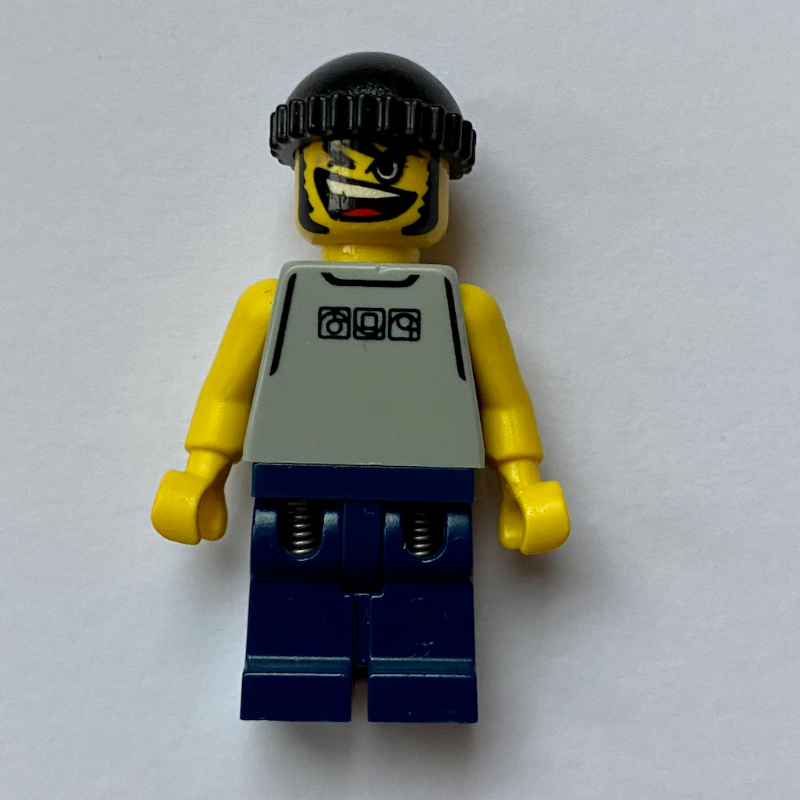 Joueur de basket-ball, torse gris clair et jambes bleu foncé, chapeau noir (Basketball Player, Light Gray Torso and Dark Blue Legs, Black Hat)