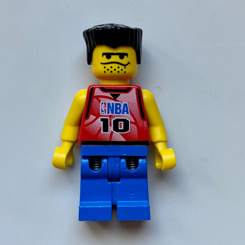 Joueur de basket-ball, torse rouge avec 10 #, jambes bleues, cheveux noirs à dessus plat (Basketball Player, Red Torso with #10, Blue Legs, Black Flat Top Hair)