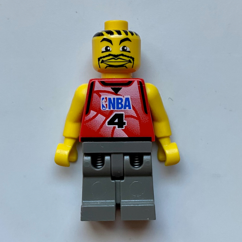 Joueur de basket-ball, torse rouge avec #4, jambes gris foncé (Basketball Player, Red Torso with #4, Dark Gray Legs)