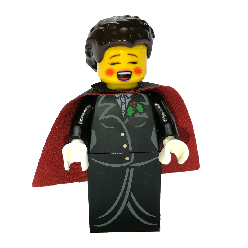 Caroler, femme, une cape (Caroler, Woman, One Cape)