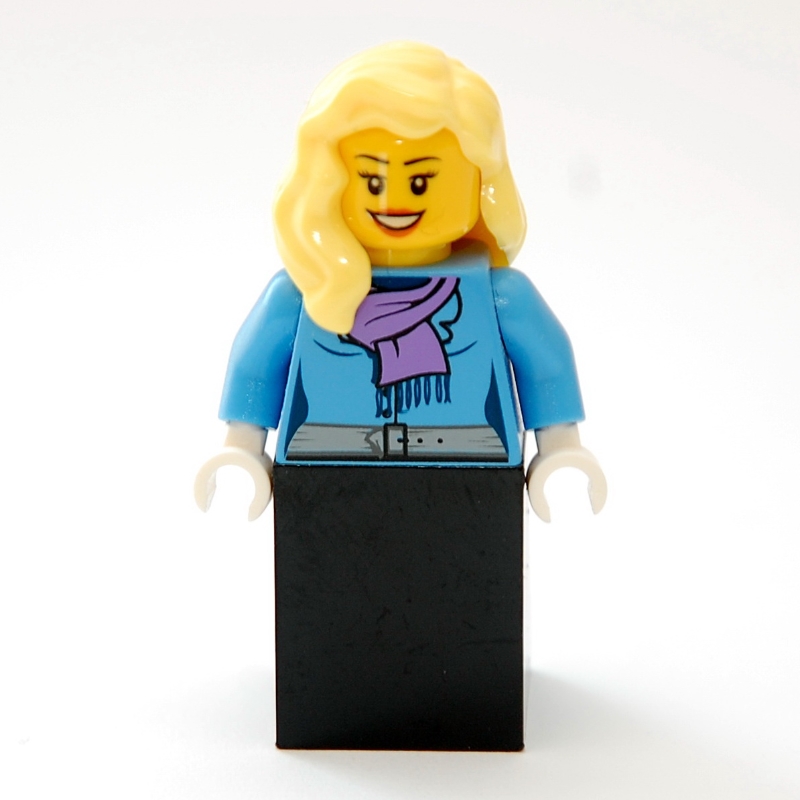 Femme, veste bleu moyen avec écharpe lavande moyenne, jupe noire (Woman, Medium Blue Jacket with Medium Lavender Scarf, Black Skirt)