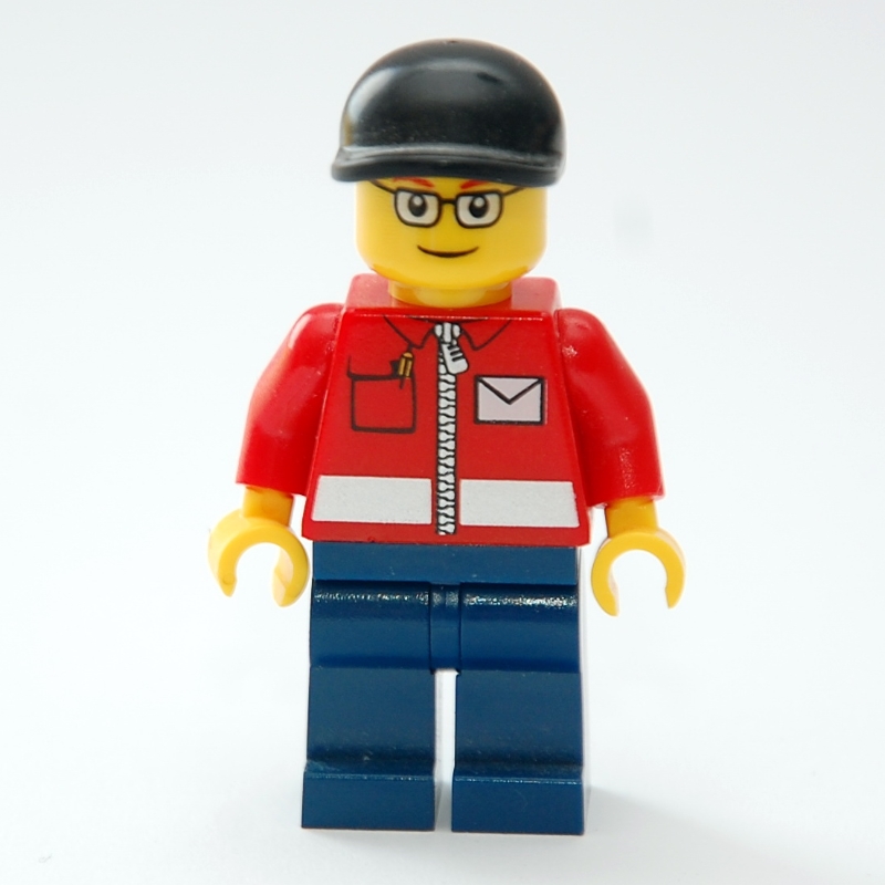Postier, veste rouge avec fermeture à glissière et logo lettre, jambes bleu foncé, casquette noire, lunettes (Postal Worker, Red Jacket with Zipper and Letter Logo, Dark Blue Legs, Black Cap, Glasses)