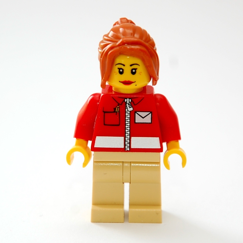 Travailleur postal, femme, veste rouge avec fermeture à glissière et logo lettre, cheveux orange foncé (Postal Worker, Woman, Red Jacket with Zipper and Letter Logo, Dark Orange Hair)