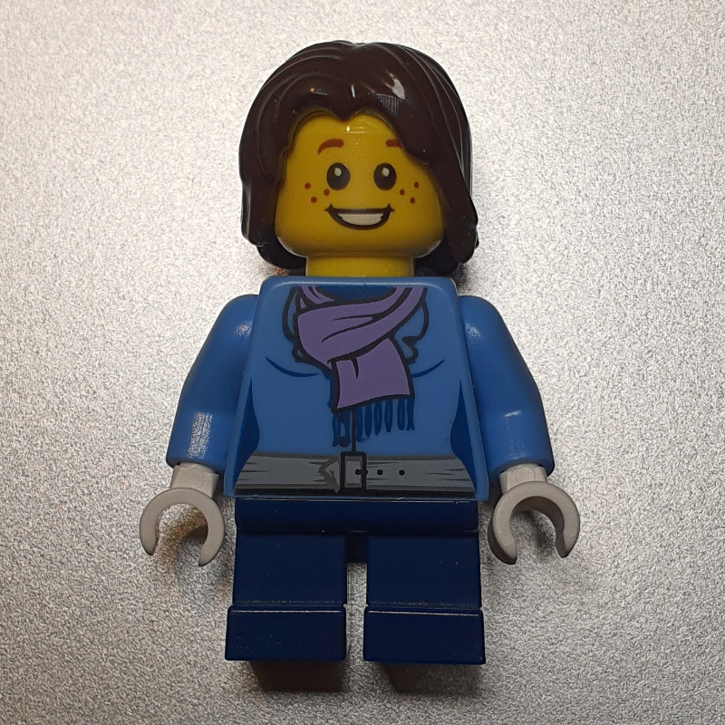 Fille, veste bleu moyen avec écharpe lavande moyenne, courtes jambes bleu foncé, cheveux brun foncé (Girl, Medium Blue Jacket with Medium Lavender Scarf, Short Dark Blue Legs, Dark Brown Hair)