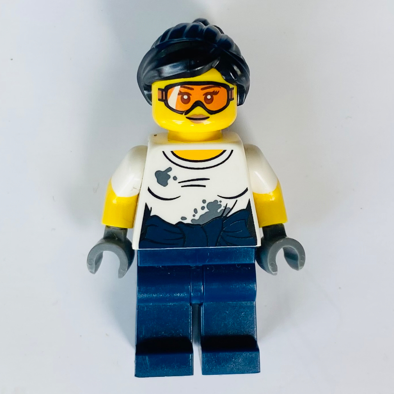 Mécanicien, chemise blanche sale, jambes bleu foncé, lunettes orange, femme (Mechanic, Dirty White Shirt, Dark Blue Legs, Orange Goggles, Woman)