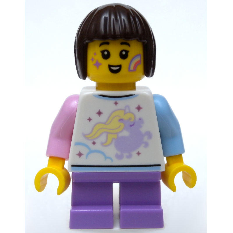 Fille, chemise blanche avec licorne, courtes jambes lavande moyen, étoile et peinture de visage arc-en-ciel (Girl, White Shirt with Unicorn, Short Medium Lavender Legs, Star and Rainbow Face Paint)