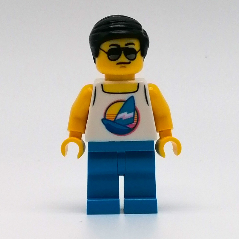 Homme, débardeur blanc avec planche à voile, jambes azur foncé, lunettes de soleil (Man, White Tank Top with Windsurfer, Dark Azure Legs, Sunglasses)