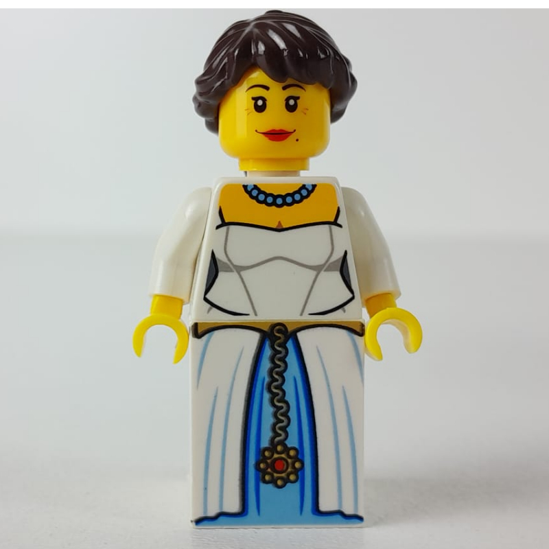 Femme, robe blanche avec collier, cheveux brun foncé (Woman, White Dress with Necklace, Dark Brown Hair)