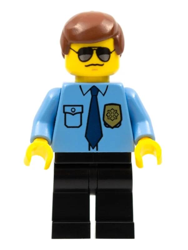 Policier, chemise bleu moyen avec badge et cravate, cheveux brun rougeâtre, lunettes de soleil (Policeman, Medium Blue Shirt with Badge and Tie, Reddish Brown Hair, Sunglasses)