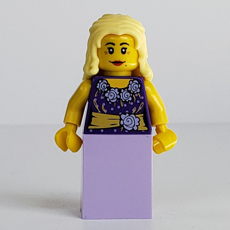 Musicien, femme, tenue pourpre foncé avec chemisier, fleurs et ceinture d'or, jupe lavande (Musician, Woman, Dark Purple Outfit with Blouse, Flowers and Gold Sash, Lavender Skirt)