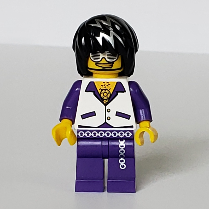 Musicien, homme, gilet blanc sur chemise pourpre foncé, cheveux noirs avec des stries argentées, lunettes (Musician, Man, White Vest over Dark Purple Shirt, Black Hair with Silver Streaks, Glasses)