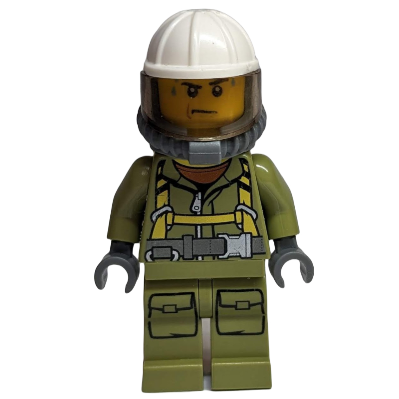 Volcan explorer, homme, combinaison vert olive avec sangles, casque de chantier blanc avec visière, appareil respiratoire (Volcano Explorer, Man, Olive Green Jumpsuit with Straps, White Hard Hat with Visor, Breathing Apparatus)