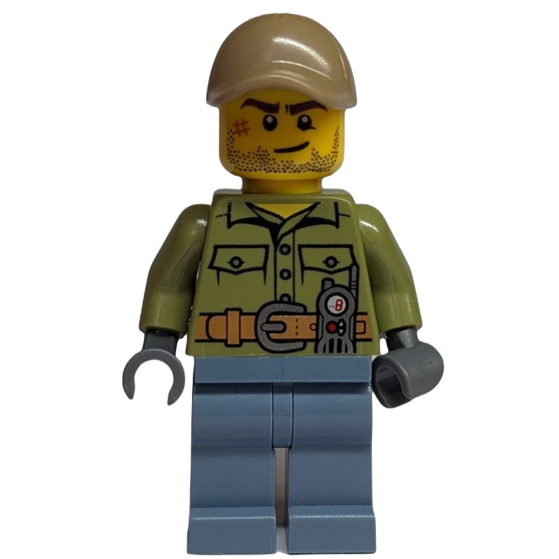 Volcan explorer, homme, chemise vert olive, jambes bleu sable, casquette beige foncé, barbe naissante (Volcano Explorer, Man, Olive Green Shirt, Sand Blue Legs, Dark Tan Cap, Stubble)