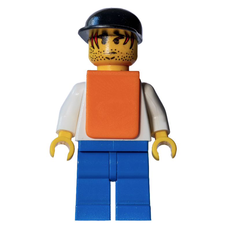 Torse blanc, gilet orange, jambes bleues, casquette noire (White Torso, Orange Vest, Blue Legs, Black Cap)