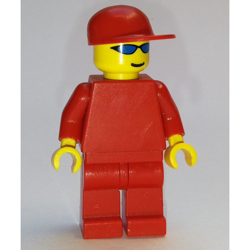 Torse rouge, jambes rouges, casquette rouge, lunettes de soleil bleues (Red Torso, Red Legs, Red Cap, Blue Sunglasses)