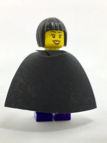 Femme, tenue pourpre foncé avec chemisier, fleurs et ceinture d'or, cape noire (Woman, Dark Purple Outfit with Blouse, Flowers and Gold Sash, Black Cape)