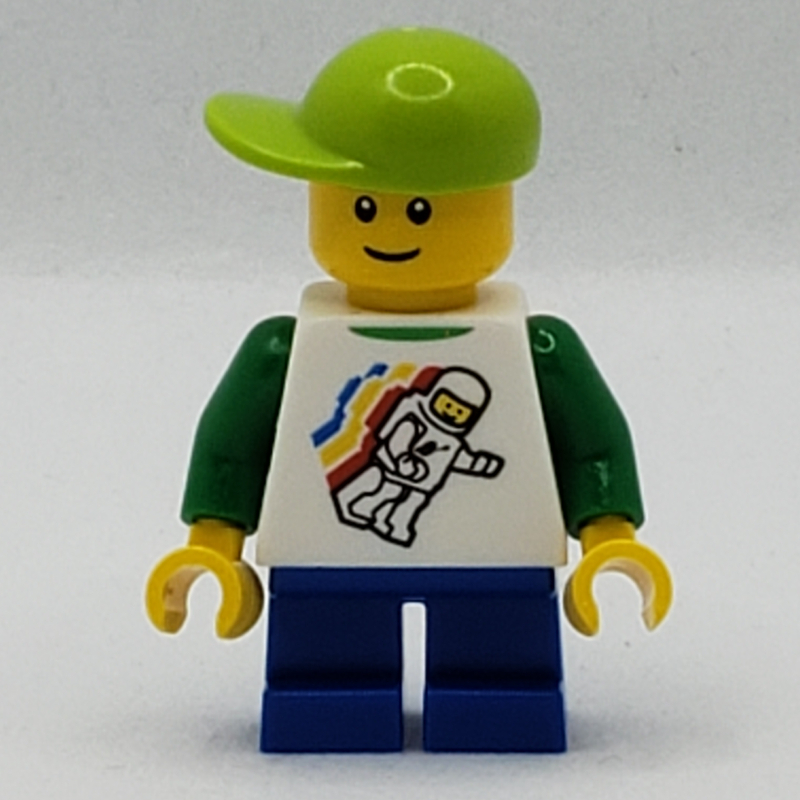 Garçon, flottant homme de l'espace classique sur la chemise, courtes jambes bleues, casquette vert citron, sourcils brun rougeâtre (Boy, Floating Classic Spaceman on Shirt, Short Blue Legs, Lime Cap, Reddish Brown Eyebrows)