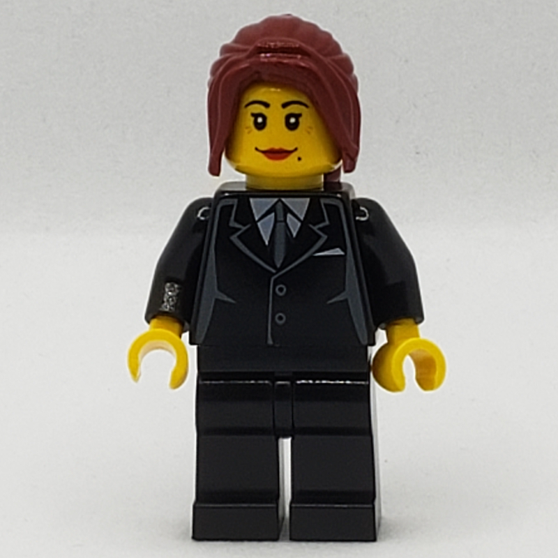 Femme, tenue noire avec cravate, cheveux rouge foncé (Woman, Black Suit with Tie, Dark Red Hair)