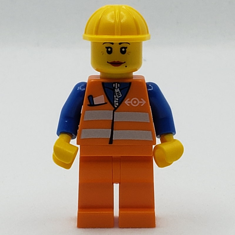 Employé ferroviaire, femme, gilet de sécurité orange avec logo de train, jambes orange, casque de chantier jaune (Train Worker, Woman, Orange Safety Vest with Train Logo, Orange Legs, Yellow Hard Hat)