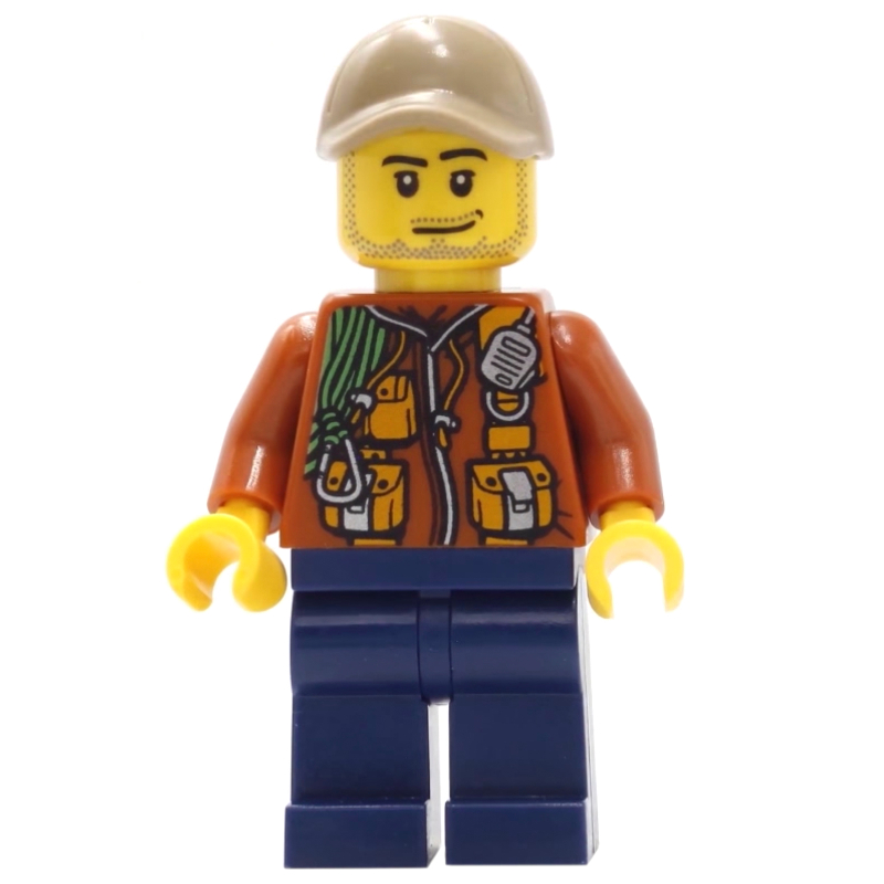 Explorateur, veste avec pochettes, radio et corde, casquette beige foncé, barbe naissante (Explorer, Jacket with Pouches, Radio, and Rope, Dark Tan Cap, Stubble)