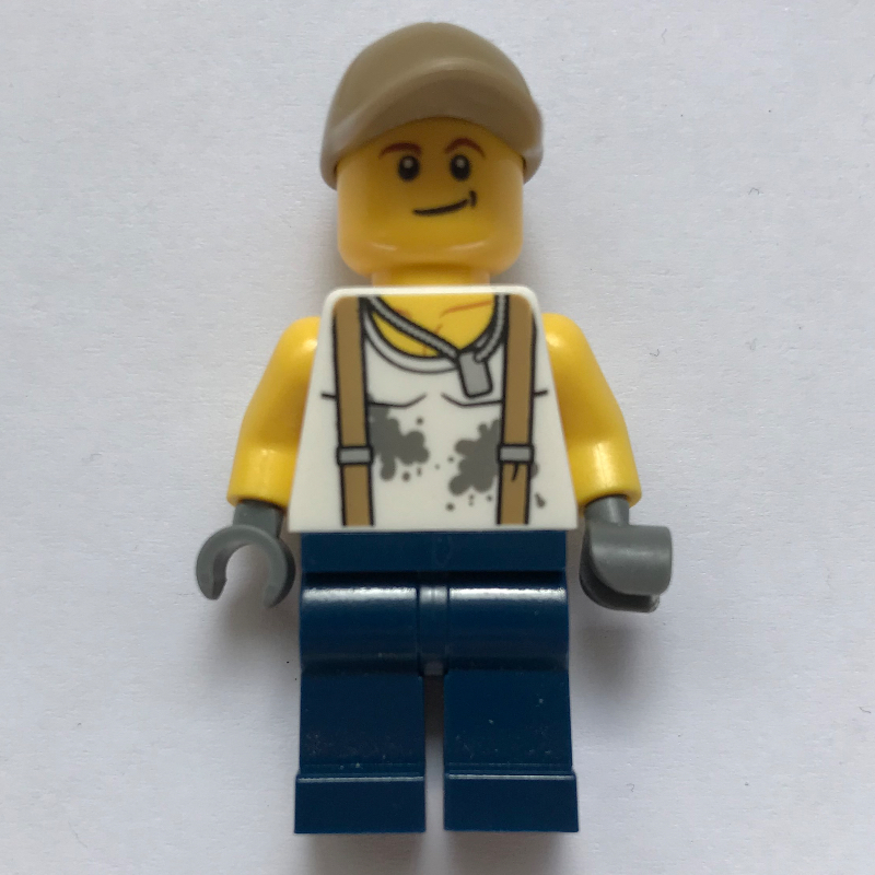 Mécanicien, chemise blanche sale avec bretelles, jambes bleu foncé, casquette beige foncé (Mechanic, Dirty White Shirt with Suspenders, Dark Blue Legs, Dark Tan Cap)