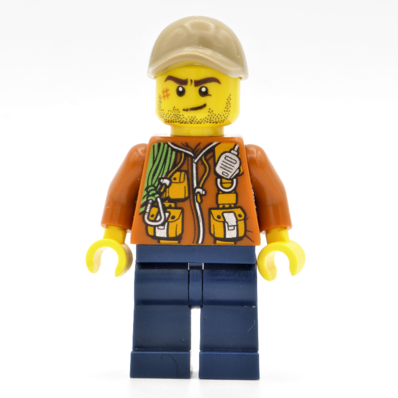 Explorateur, veste avec pochettes, radio et corde, casquette beige foncé, barbe naissante et cicatrice (Explorer, Jacket with Pouches, Radio, and Rope, Dark Tan Cap, Stubble and Scar)