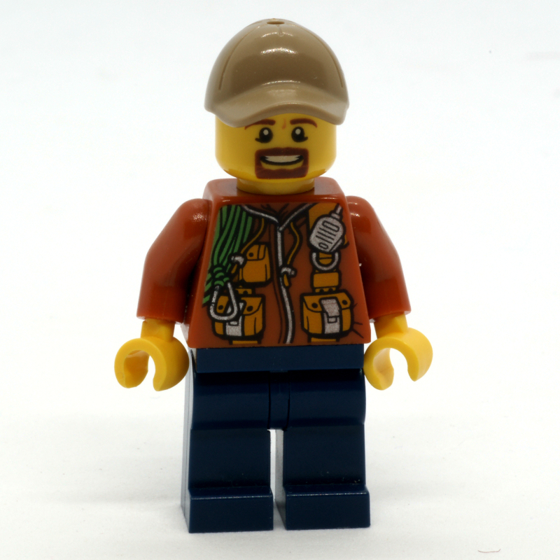 Explorateur, veste avec pochettes, radio et corde, casquette beige foncé, bouc (Explorer, Jacket with Pouches, Radio, and Rope, Dark Tan Cap, Goatee Beard)