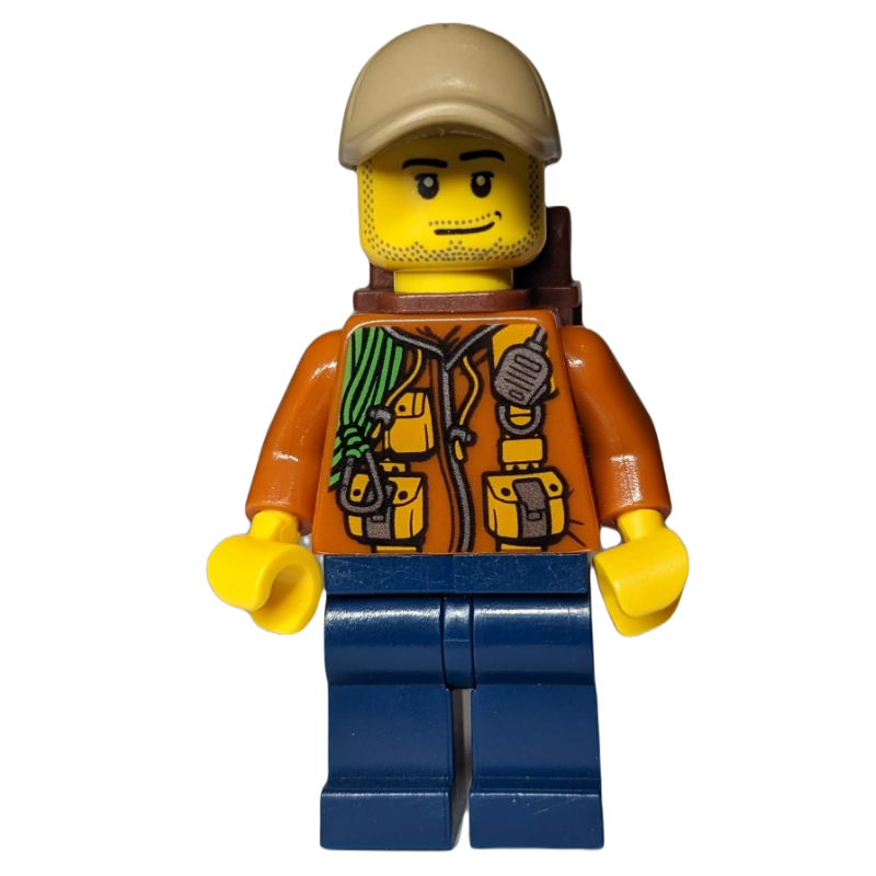 Explorateur, veste avec pochettes, radio et corde, casquette beige foncé, sac à dos, barbe naissante (Explorer, Jacket with Pouches, Radio, and Rope, Dark Tan Cap, Backpack, Stubble)