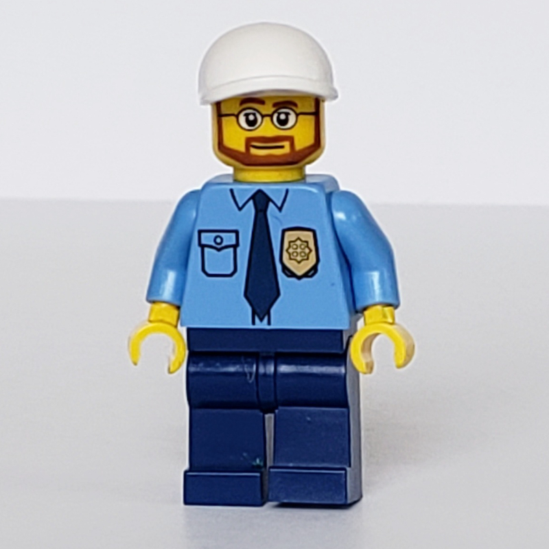 Policier, chemise bleu moyen avec badge et cravate, casquette blanche, barbe et lunettes (Policeman, Medium Blue Shirt with Badge and Tie, White Cap, Beard and Glasses)
