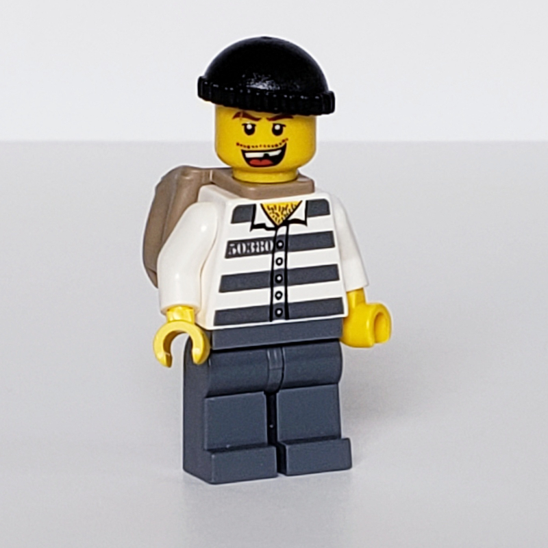 Bandit, chemise de prison avec # 50380, jambes gris bleuté foncé, chapeau noir, sac à dos beige foncé, bouche ouverte (Criminal, Prison Shirt with #50380, Dark Bluish Gray Legs, Black Hat, Dark Tan Back Pack, Open Mouth)