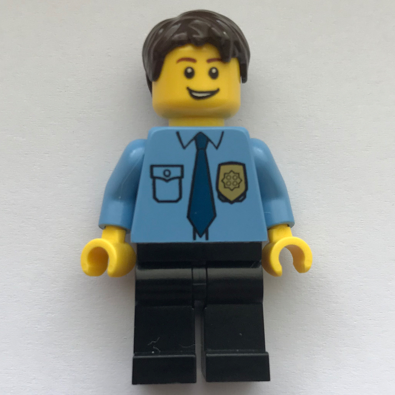 Policier, chemise bleu moyen avec badge et cravate, jambes noires, cheveux brun foncé (Policeman, Medium Blue Shirt with Badge and Tie, Black Legs, Dark Brown Hair)