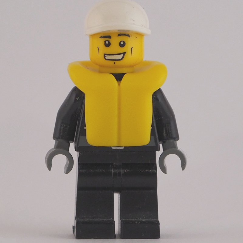 Policier, veste noire avec fermeture éclair, radio, badge et 'POLICE' au dos, casquette blanche, gilet de sauvetage jaune (Policeman, Black Jacket with Zipper, Radio, Badge, and 'POLICE' on Back, White Cap, Yellow Life Vest)