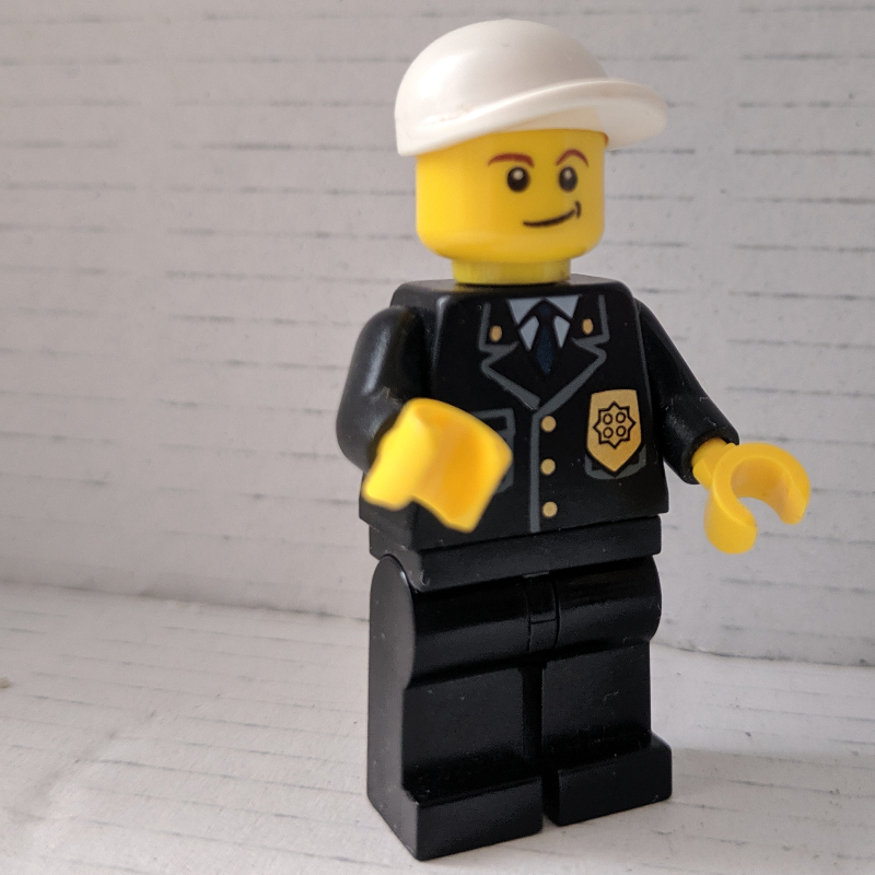 Policier, costume noir avec badge, casquette blanche (Policeman, Black Suit with Badge, White Cap)