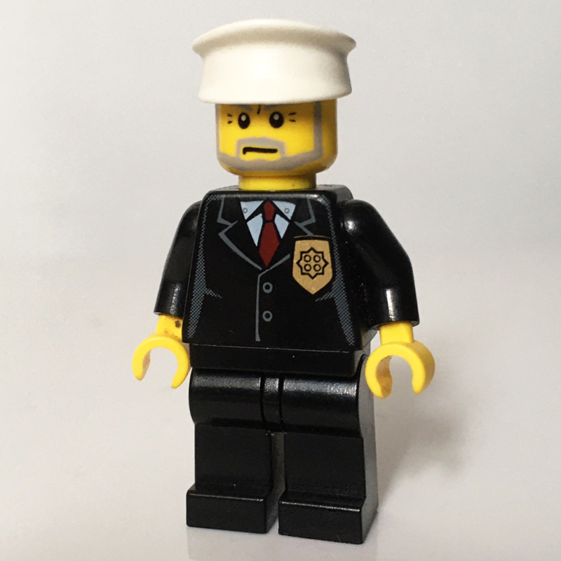 Policier, costume noir avec badge, chapeau blanc, barbe grise (Policeman, Black Suit with Badge, White Hat, Gray Beard)