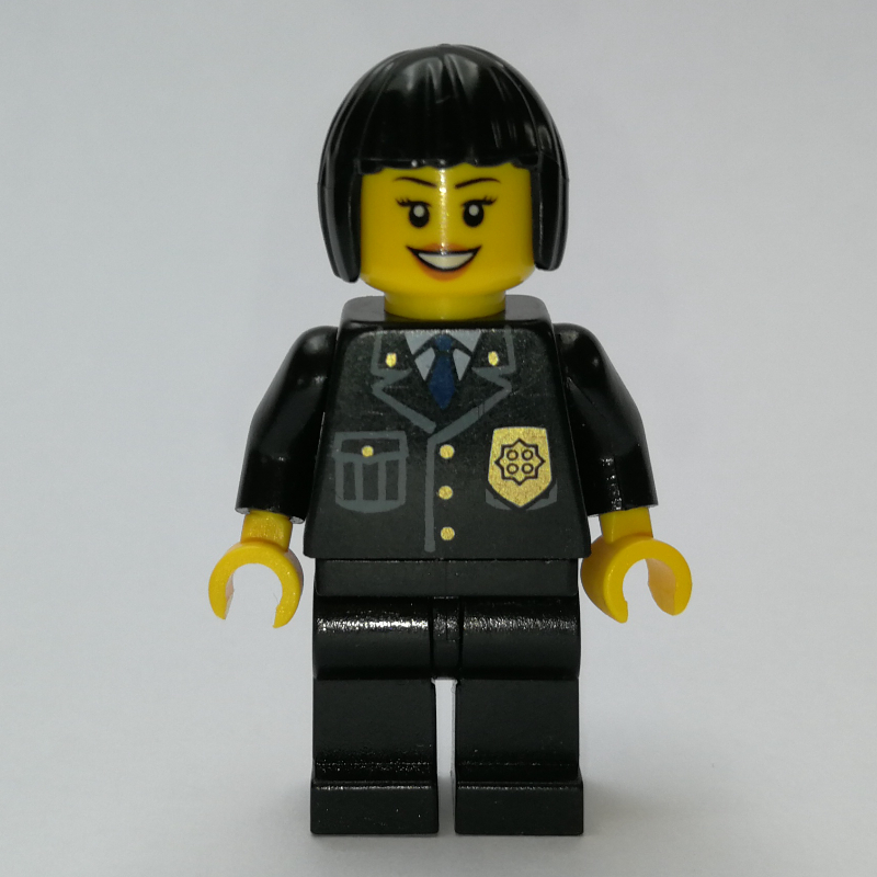 Policière, costume noir avec badge, cheveux noirs (Policewoman, Black Suit with Badge, Black Hair)
