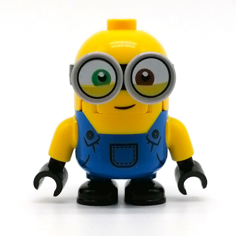 Minion bob - bleu général, yeux à moitié fermés (Minion Bob - Blue Overall, Half Closed Eyes)