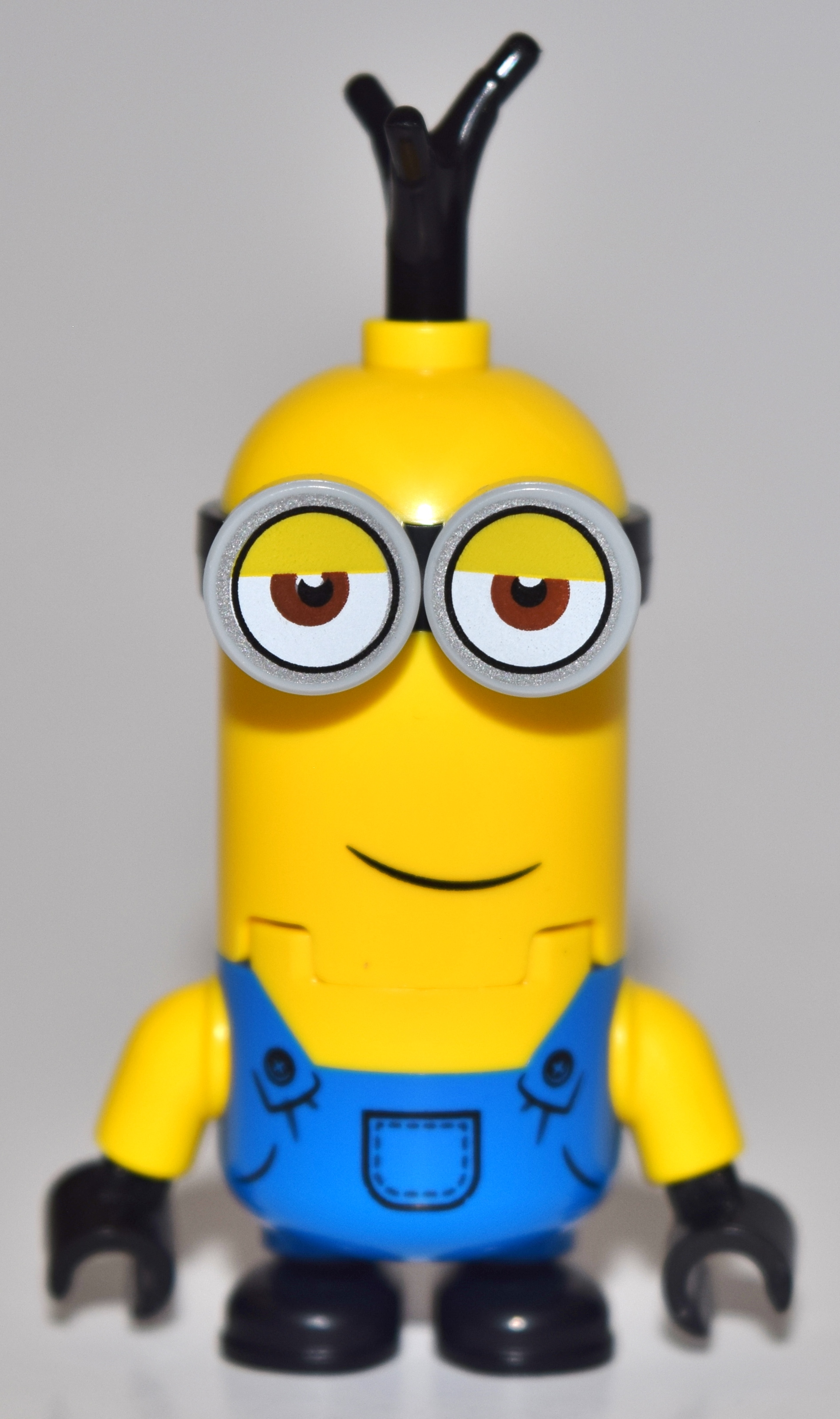 Minion kevin - salopette bleue, yeux à moitié fermés (Minion Kevin - Blue Overalls, Half Closed Eyes)