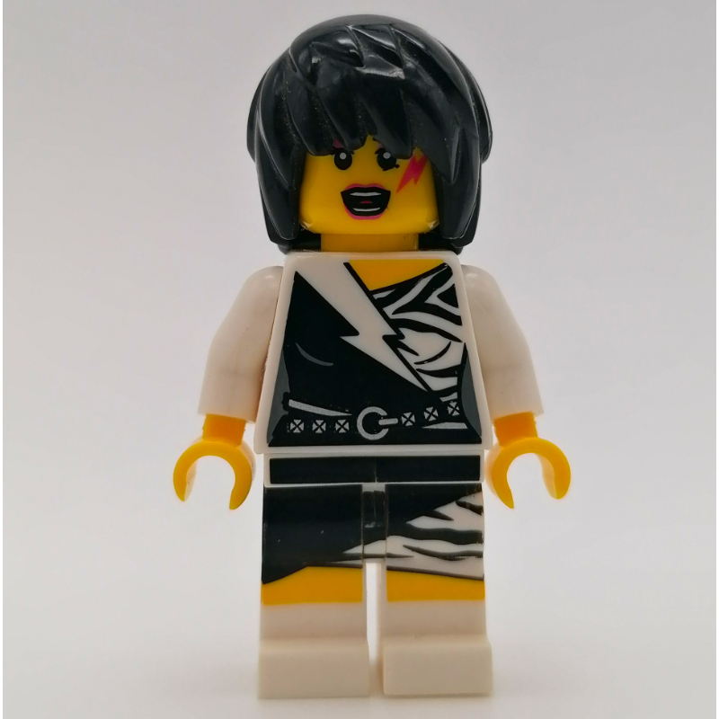 Groupe de rock - torse blanc, jambes blanches, cheveux noirs (Rock Band - White Torso, White Legs, Black Hair)