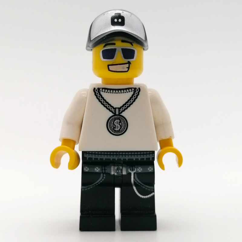 Groupe de rock - torse blanc, jambes noires, casquette noire (Rock Band - White Torso, Black Legs, Black Cap)